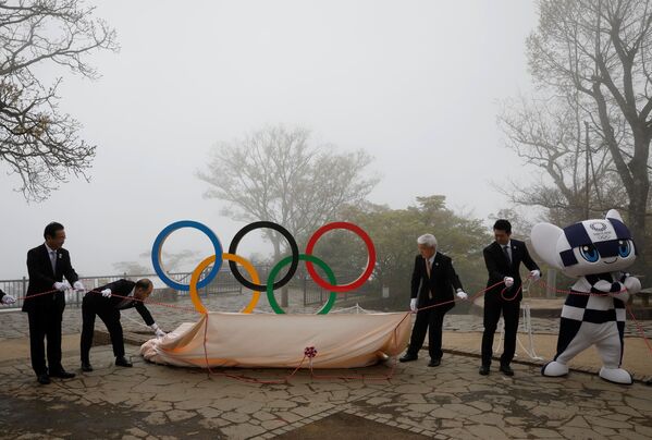 Презентация монумента Олимпийских колец на горе Такао на мероприятии по случаю 100 дней до Олийписких игр в Токио  - Sputnik Молдова
