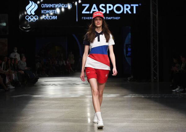 Модель демонстрирует одежду из новой коллекции официальной формы российских спортсменов для Олимпийских игр в Токио бренда Zasport - Sputnik Молдова