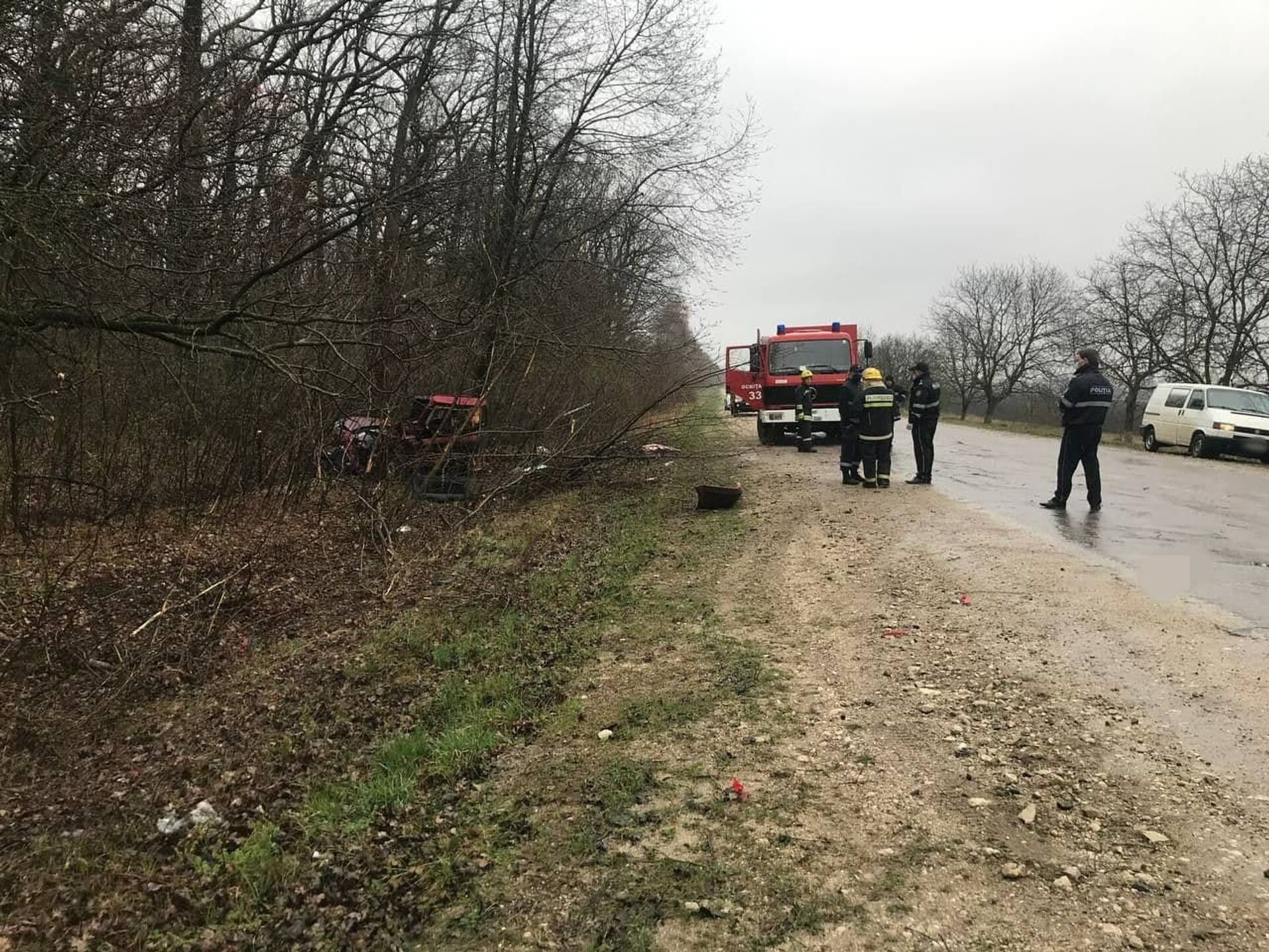 Accident teribil la Ocnița: mașina a rupt copacul - morți și răniți   - Sputnik Moldova, 1920, 15.04.2021