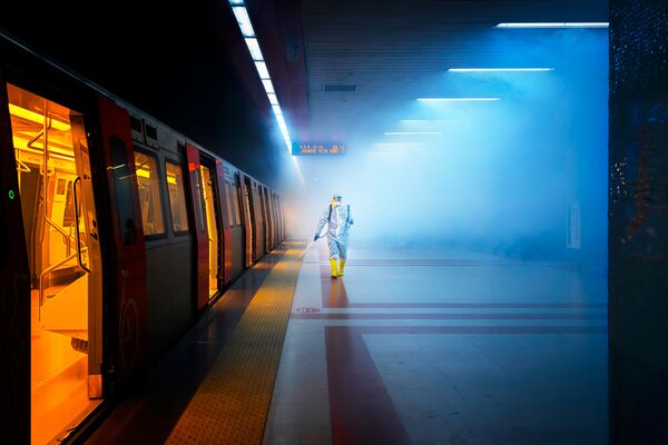 Снимок Disinfection турецкого фотографа F.Dilek Uyar, победивший в категории Open Street Photography фотоконкурса 2021 Sony World Photography Awards - Sputnik Молдова