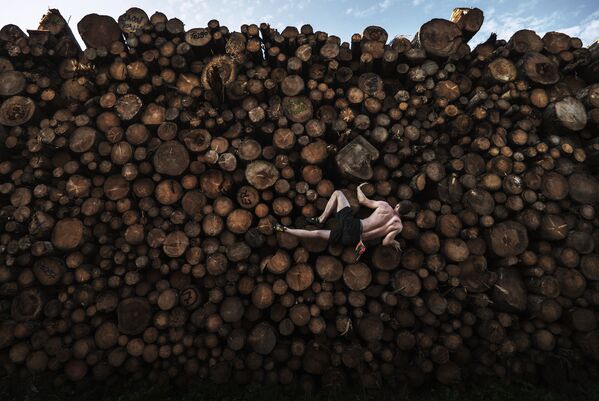 Снимок Log Pile Bouldering фотографа из Австралии Adam Pretty, занявший первое место конкурса World Press Photo 2021 в категории Sports - Sputnik Молдова