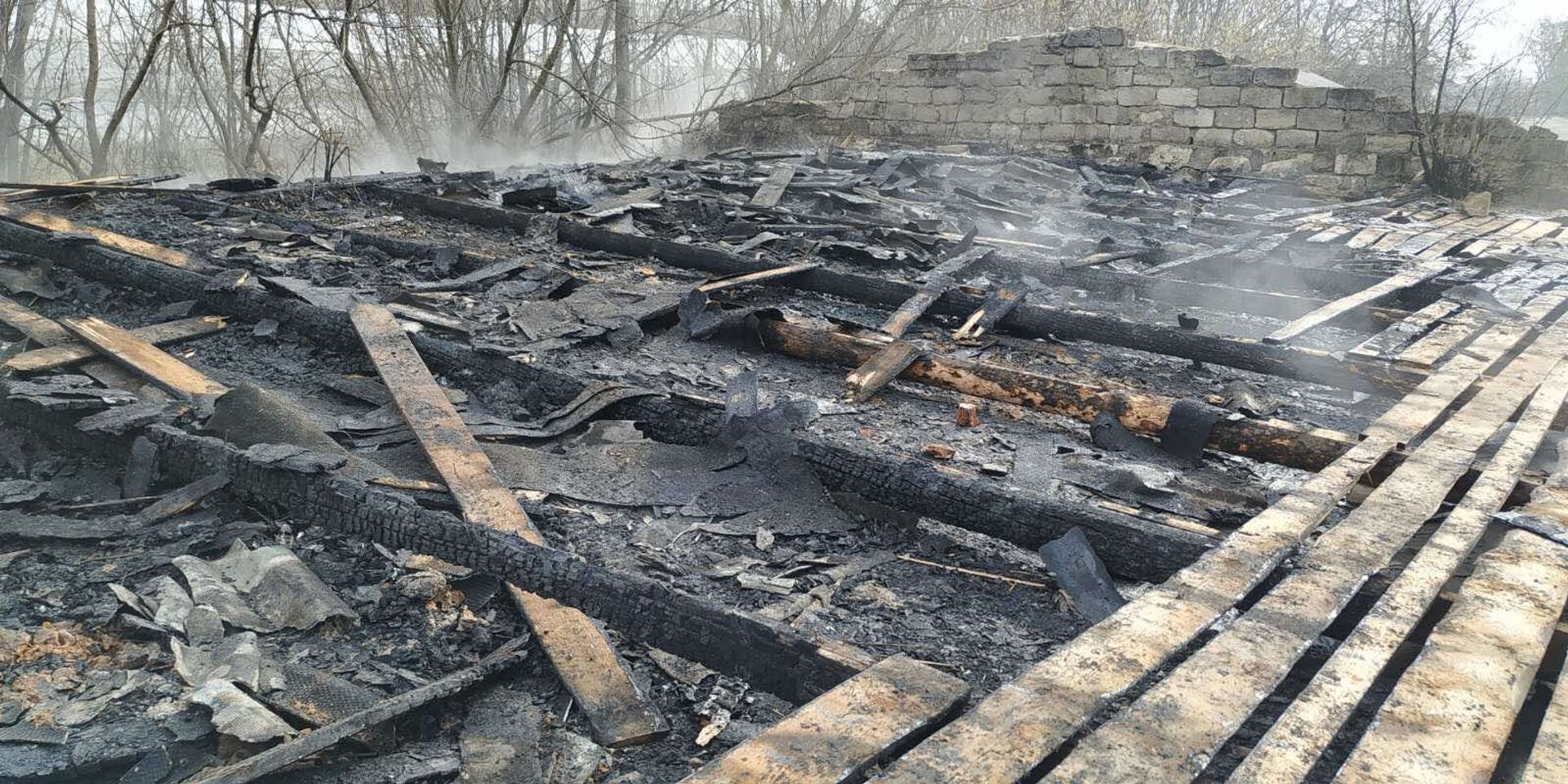 Пожар на складе завода в Сынжерей: удалось избежать распространения огня - Sputnik Молдова, 1920, 17.04.2021