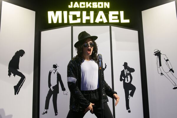 Восковая фигура американского певца Майкла Джексона в музее восковых фигур Дежавю в Сочи - Sputnik Молдова