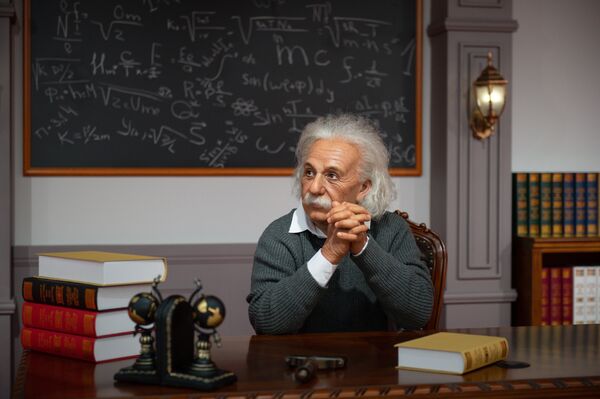 Восковая фигура немецкого физика Альберта Эйнштейна в музее восковых фигур Дежавю в Сочи - Sputnik Молдова