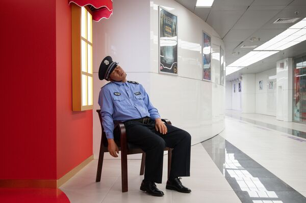 Восковая фигура спящего полицейского в музее восковых фигур Дежавю в Сочи - Sputnik Молдова
