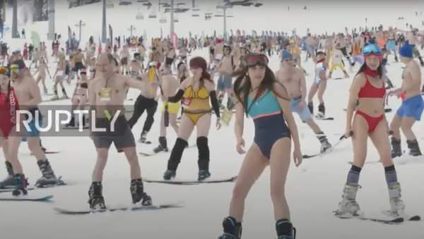 Snowbathers! Hundreds of riders take part in bikini show at Siberian ski resort - Sputnik Moldova-România