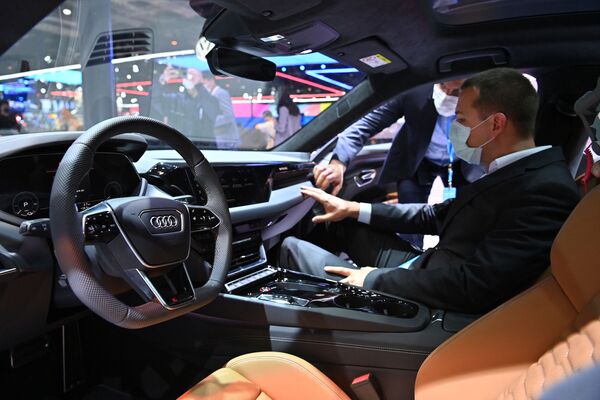 Автомобиль Audi RS e-tron GT на международной автомобильной выставке в Шанхае  - Sputnik Молдова