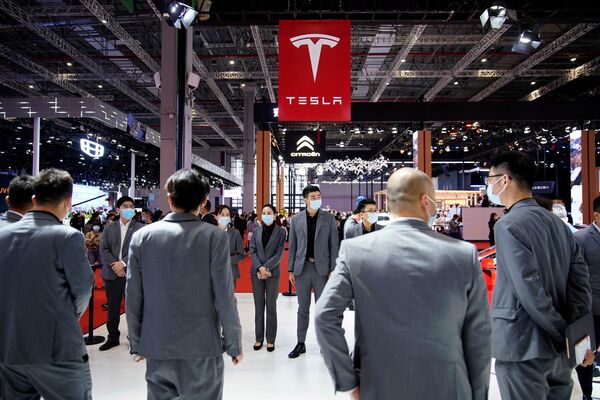 Стенд Tesla на международной автомобильной выставке в Шанхае  - Sputnik Молдова