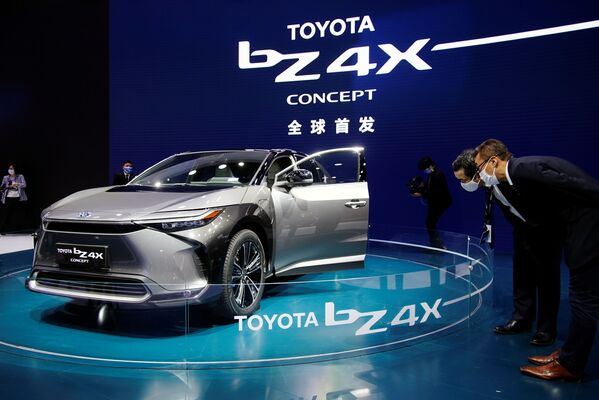 Автомобиль Toyota BZ4X на 19-й международной автомобильной выставке в Шанхае - Sputnik Молдова