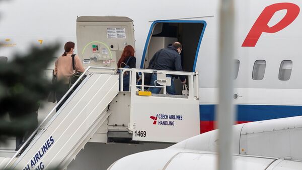 Российские дипломаты садятся на борт самолета специального назначения «Россия» Ильюшин Ил-96-300 в международном аэропорту Праги - Sputnik Молдова