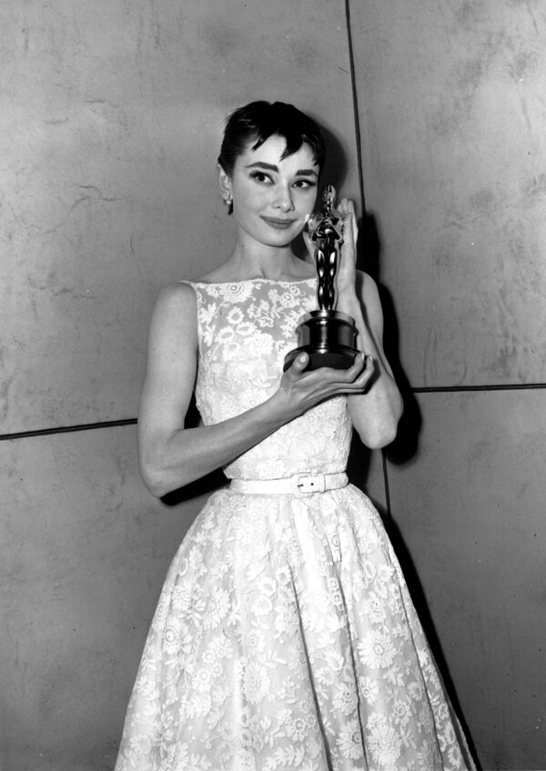 Актриса Одри Хепберн в платье дизайнера Paramount Эдит Хед на 26-й церемонии вручения премии Оскар, 1954 год - Sputnik Молдова