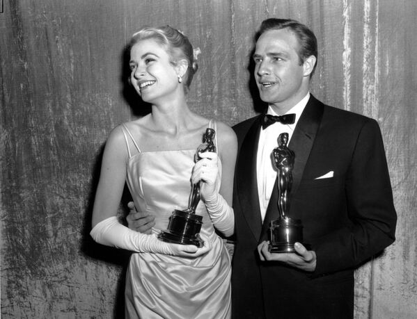 Грейс Келли и Марлон Брандо со статуэтками Оскар в Лос-Анджелесе, 1955 год - Sputnik Молдова