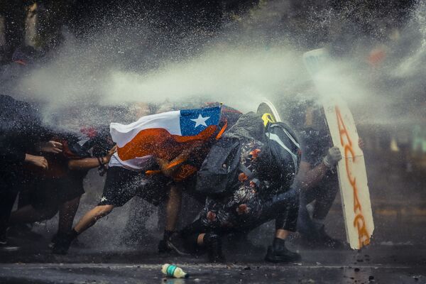 Снимок Chile Resists чилийского фотографа Javier Vergara, занявший пятое место на конкурсе All About Photo Awards 2021 - Sputnik Молдова
