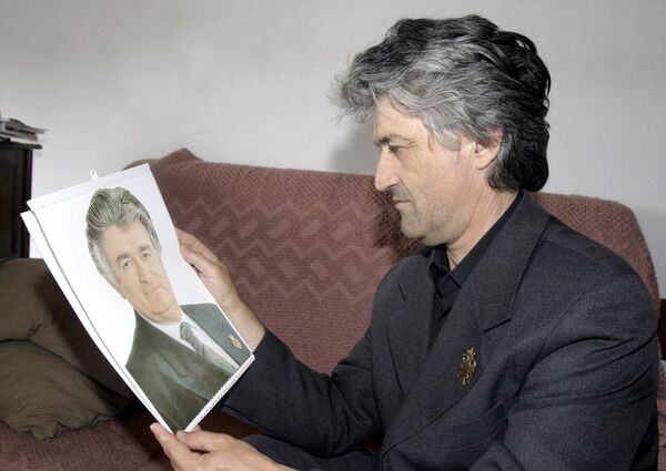 47-летний Petar Cikic с фотографией бывшего президента Республики Сербской Радована Караджича - Sputnik Moldova