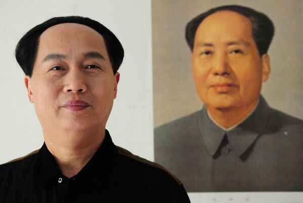 58-летний китайский актер Xu Ruilin с портретом Мао Цзэдуна - Sputnik Moldova