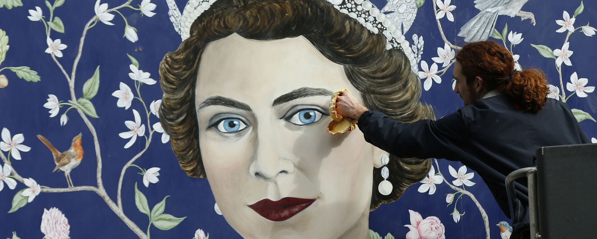  Рабочие устанавливают фреску с изображением королевы Великобритании Елизаветы II в центре Лондона - Sputnik Молдова, 1920, 21.04.2021