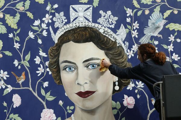  Рабочие устанавливают фреску с изображением королевы Великобритании Елизаветы II в центре Лондона - Sputnik Молдова