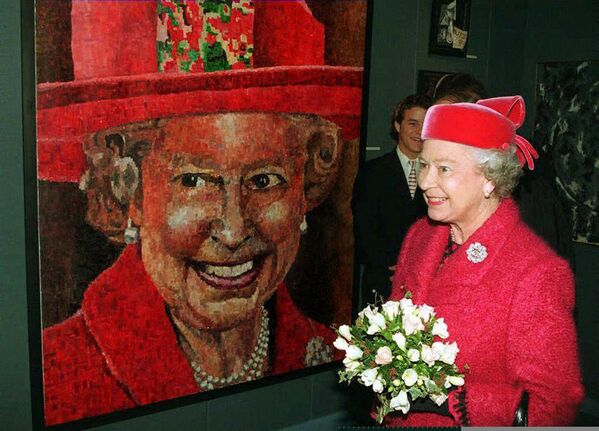 Королева Елизавета II и ее портрет, написанный британским артистом Питером Хокинсом - Sputnik Молдова