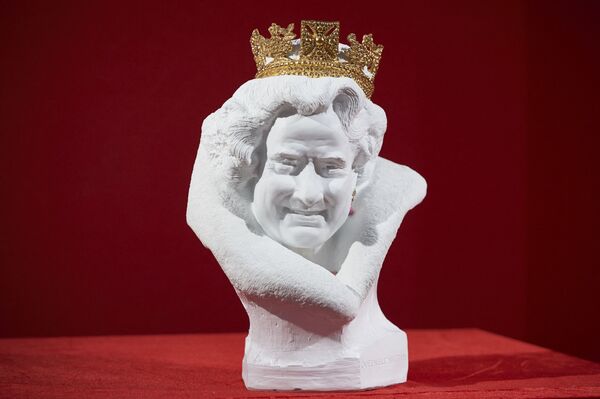 Бюст британской королевы Елизаветы II из китайского белого фарфора, созданный китайским художником Чен Дапенг - Sputnik Молдова