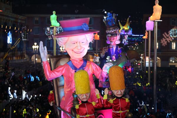 Гигантская фигура, изображающая королеву Елизавету II  во время карнавала в Ницце, Франция - Sputnik Молдова