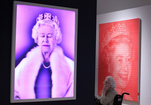 Выставка Королева: искусство и образ в Ольстерском музее в Белфасте, Северная Ирландия - Sputnik Молдова