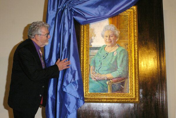 Австралийский художник Рольф Харрис представляет портрет британской королевы Елизаветы II в Букингемском дворце в Лондоне - Sputnik Молдова