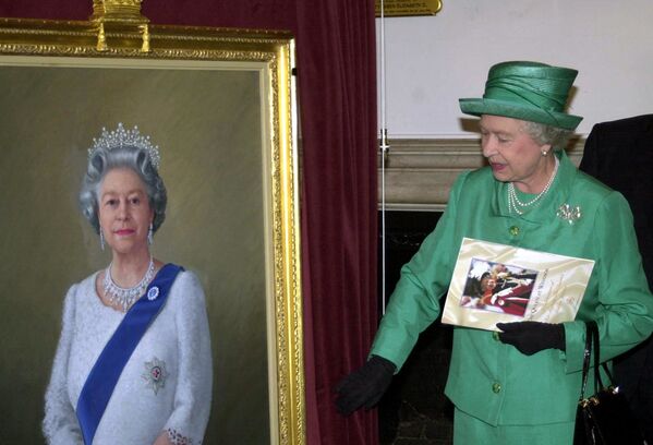 Королева Великобритании Елизавета II со своим портретом работы Theodore Ramos - Sputnik Молдова