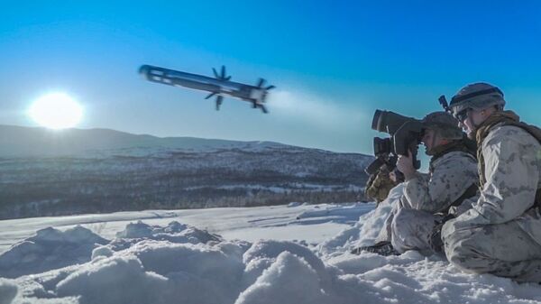 Американский военнослужащий производит выстрел из противотанкового ракетного комплекса (ПТРК) Javelin во время учений Cold Response 2020 в Норвегии - Sputnik Moldova-România