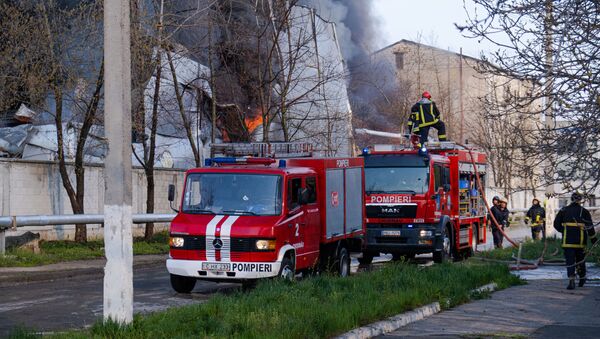 Incendiu de proporții pe strada Calea Basarabiei 30 din Chișinău - Sputnik Moldova