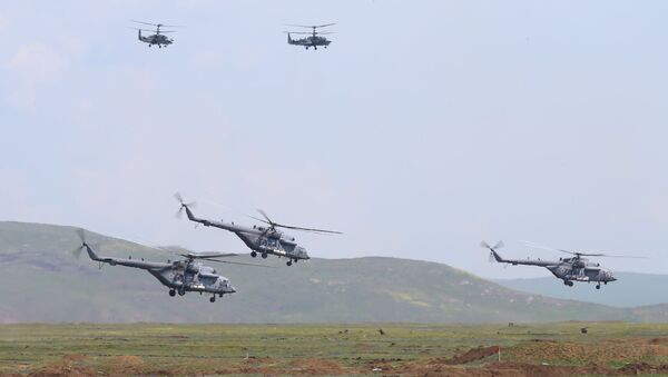 Вертолеты Ми-8 и Ка-52 во время масштабных учений войск Южного военного округа и ВДВ на полигоне Опук в Крыму - Sputnik Moldova