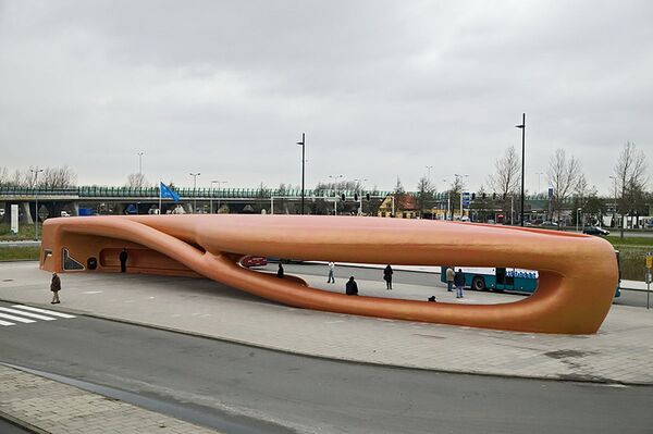 Автобусная остановка Amazing Whalejaw архитектора Maurice Nio в городе Хофддорп, Нидерланды - Sputnik Moldova