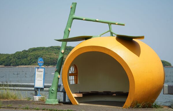 Автобусная остановка в форме апельсина в Японии - Sputnik Moldova