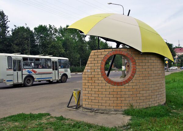 Автобусная остановка в городе Вязьма, Россия - Sputnik Moldova