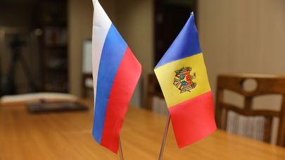 Флаги Молдовы и России