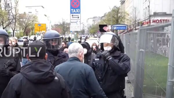 Germany: At least 2 arrests as scuffles break out during Querdenken march - Sputnik Moldova-România
