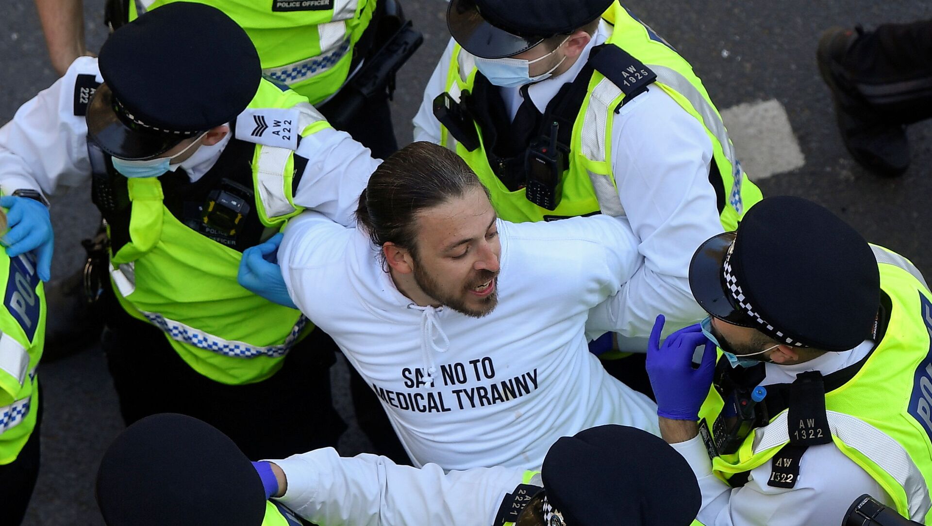 Police detain a demonstrator during an anti-lockdown 'Unite for Freedom' protest, amid the spread of the coronavirus disease (COVID-19), in London, Britain, April 24, 2021. - Sputnik Moldova-România, 1920, 25.04.2021