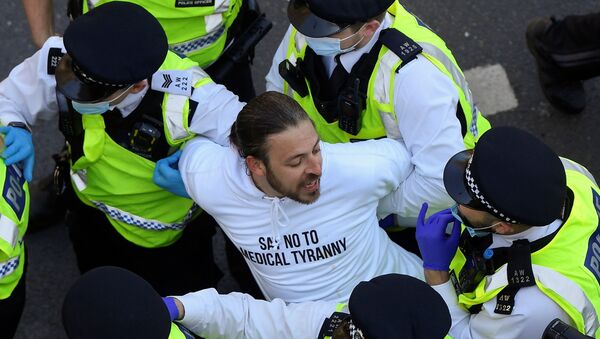 Police detain a demonstrator during an anti-lockdown 'Unite for Freedom' protest, amid the spread of the coronavirus disease (COVID-19), in London, Britain, April 24, 2021. - Sputnik Moldova-România