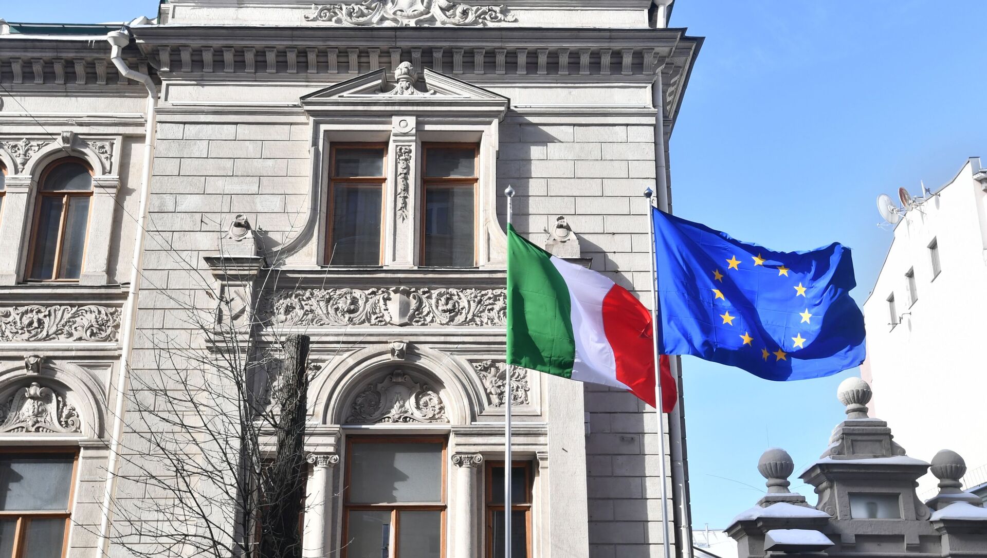 Приспущенный государственный флаг у посольства Италии в Москве - Sputnik Moldova-România, 1920, 26.04.2021