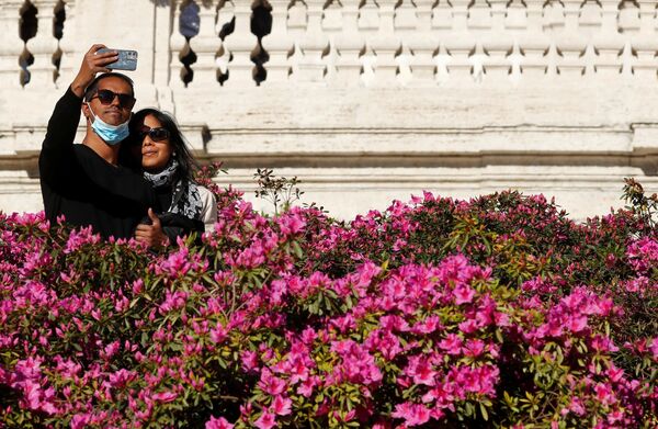 Пара делает селфи на Испанской лестнице в Риме - Sputnik Молдова
