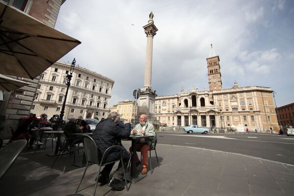 Люди завтракают на террасе бара на площади Санта-Мария-Маджоре в Риме - Sputnik Молдова