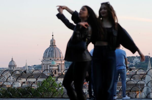 Девушки на террасе Pincio в Риме - Sputnik Молдова