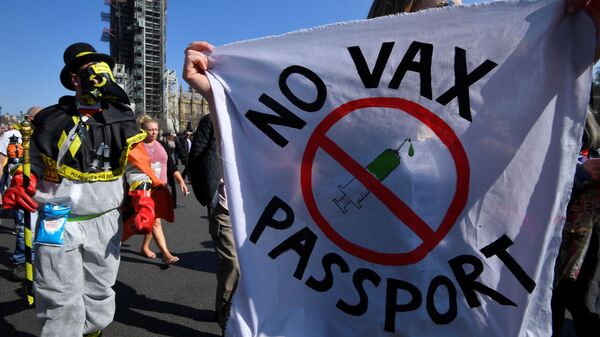 Демонстранты принимают участие в акции протеста «Объединимся за свободу» на фоне распространения коронавирусной болезни (COVID-19) в Лондоне, Великобритания - Sputnik Moldova