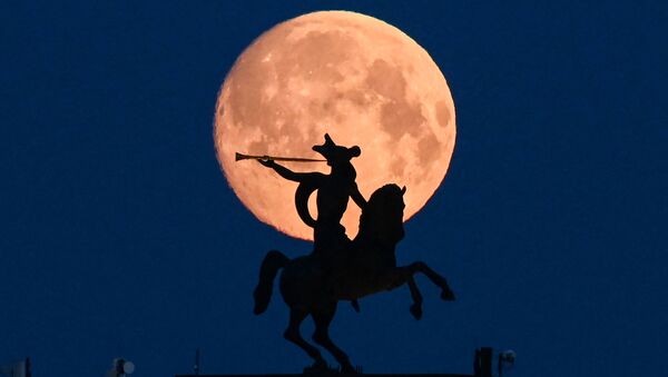Полная луна над скульптурой Музея Победы в Москве - Sputnik Молдова