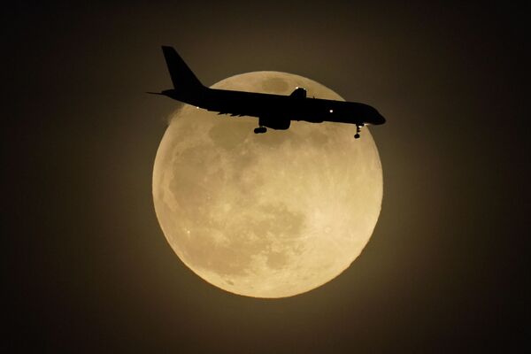 Самолет на фоне суперлуния в Луисвилле, штат Кентукки - Sputnik Молдова