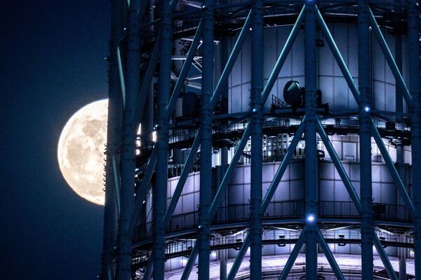 Полная луна позади небоскреба Tokyo Skytree в Токио - Sputnik Молдова