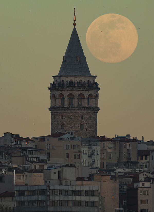 Полная луна на фоне башни Галата в Стамбуле - Sputnik Молдова