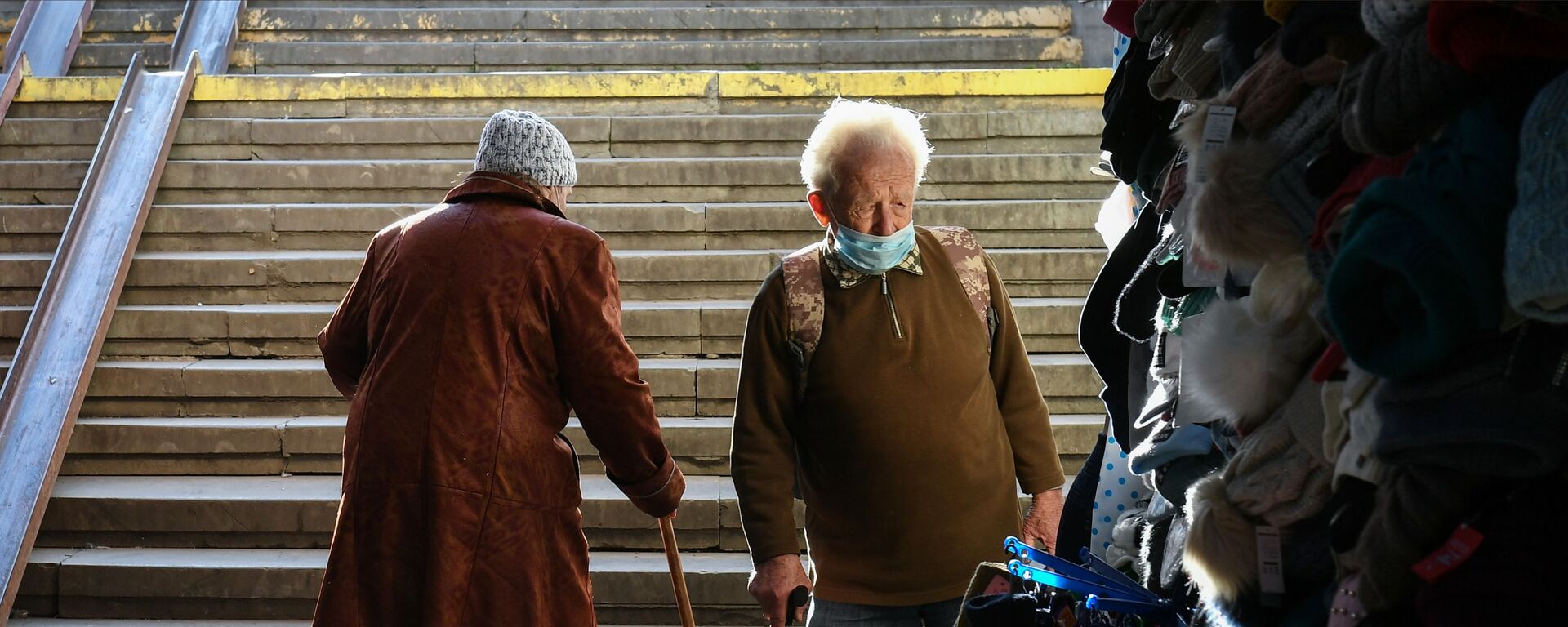 Пожилые люди в масках в подземном переходе в Симферополе - Sputnik Молдова, 1920, 28.04.2021