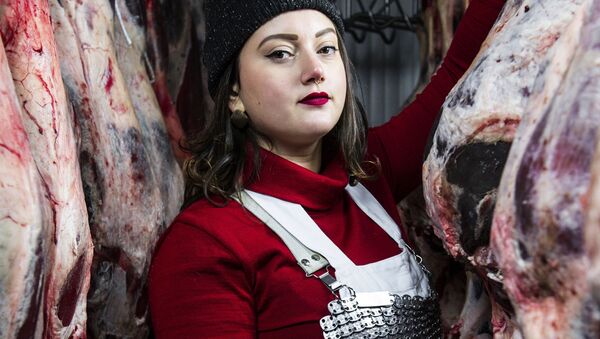 Снимок Female butchers of Panzano - Martina итальянского фотографа Marina Spironetti, победивший в категории The Claire Aho Award for Women Photographers конкурса 2021 Pink Lady® Food Photographer of the Year - Sputnik Молдова