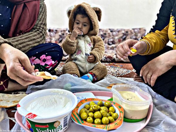Снимок Family иракского фотографа Ziney Abdulhakim Ibrahim, победивший в категории WFP Storytellers Award конкурса 2021 Pink Lady® Food Photographer of the Year - Sputnik Молдова