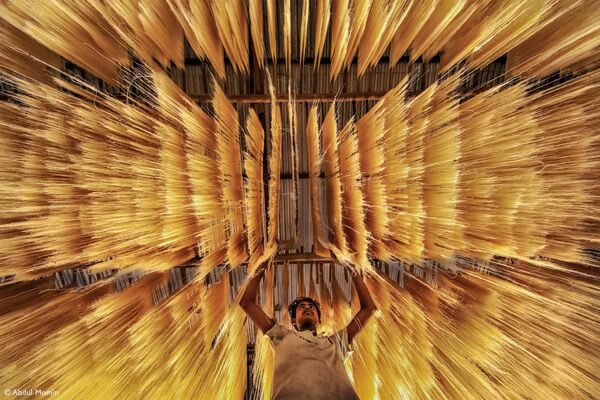 Снимок Making Rice Noodles бангладешского фотографа Abdul Momin, победивший в категории Fujifilm Award for Innovation конкурса 2021 Pink Lady® Food Photographer of the Year - Sputnik Молдова